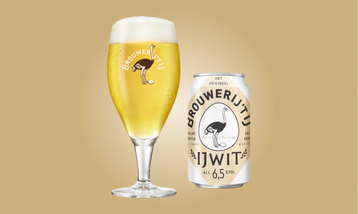 IJwit blikje uitgeschonken in glas IJwit blikje uitgeschonken in glas